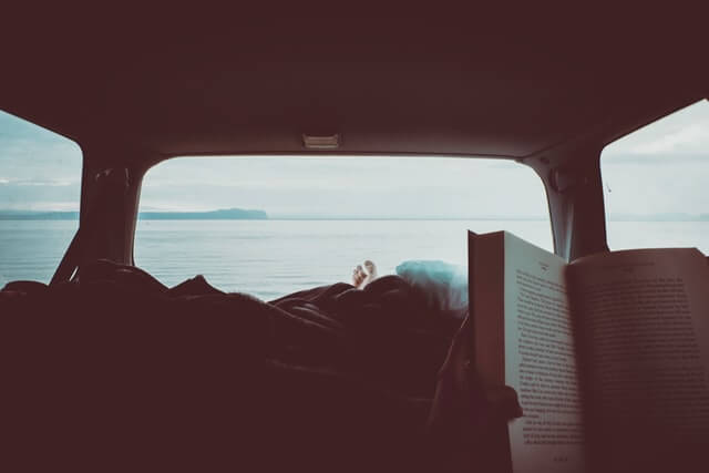 Wysoki poziom natężenia hałasu też męczy. Cisza i poranne czytanie książki są dobrym sposobem na regenerację przed podróżą.