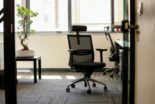 Jak dobrać ergonomiczne krzesło do pracy przy biurku?