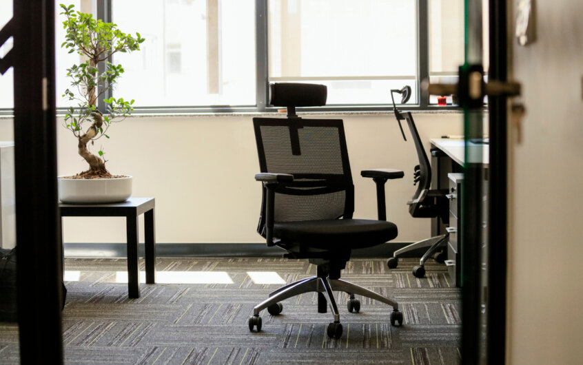 Jak dobrać ergonomiczne krzesło do pracy przy biurku?