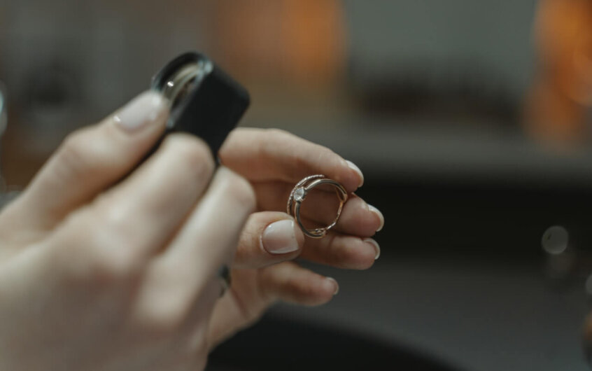 O czym należy pamiętać wybierając pierścionek?