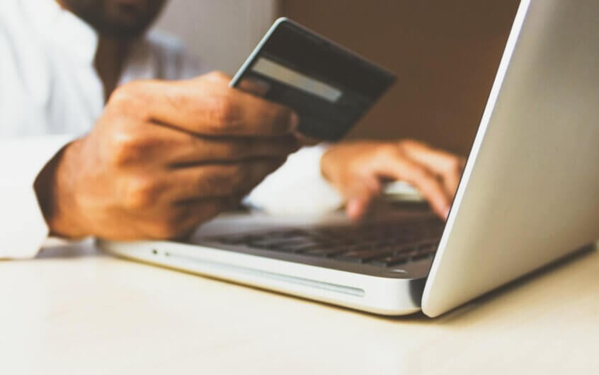 Płacenie kartą kredytową – jakich błędów unikać