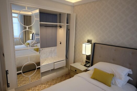 Szafy z lustrem – funkcjonalne i nowoczesne wyposażenie sypialni