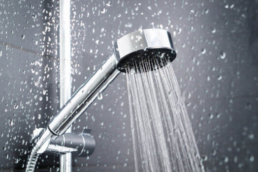 Komfortowa kąpiel w kabinie prysznicowej — najlepsza armatura łazienkowa