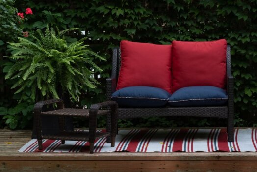 Jakie poduszki dekoracyjne wybrać na taras i do ogrodu?