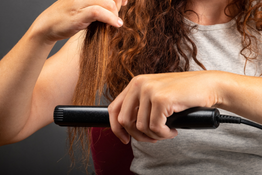 Prostownica parowa, czy tradycyjna – którą wybrać dla zdrowia Twoich włosów?